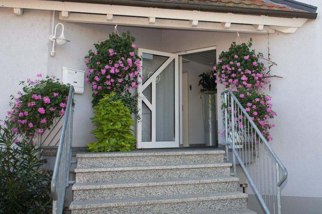 Aparthotel Gastehaus Zur Offenen Tur à Rheinhausen Extérieur photo